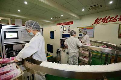 金正恩視察衛(wèi)生用品工廠 強(qiáng)調(diào)質(zhì)量與設(shè)計同步提升，滿足國際標(biāo)準(zhǔn)